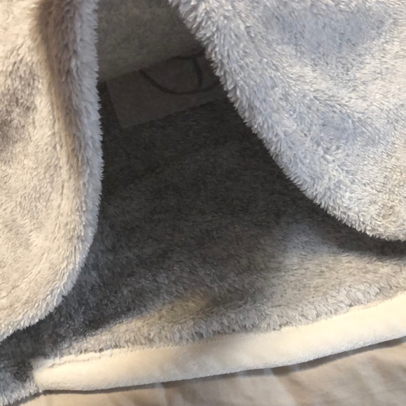 La Vie en Rose Ultra Soft Plush Long Sleeves Shirt - Picture 7 of 8